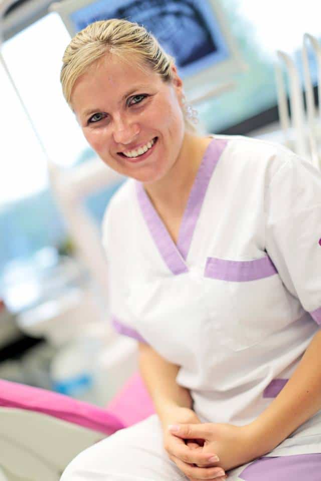 Foto - MUDr. Lenka Baňasová (biela košeľa)